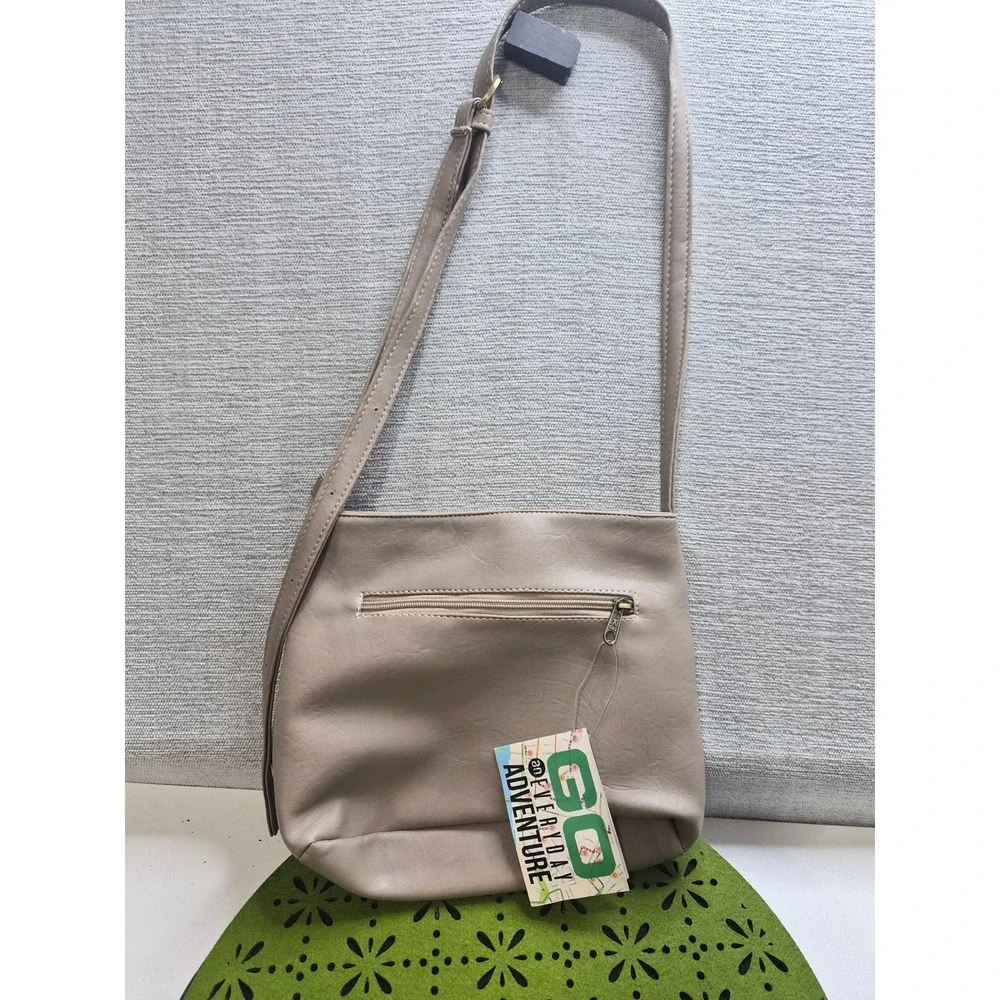 Cartera Cross Body Go Bag Womens Taupe Leather Lined Adjustable Shoulder Strap